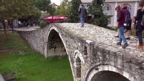 Los Peatones Caminan Sobre Antiguo Puente Piedra Tirana Albania — Vídeo de stock