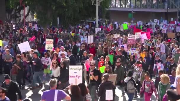 Százezrek Menetelnek Viselnek Táblákat Hogy Tiltakozzanak Donald Trump Elnöksége Ellen — Stock videók