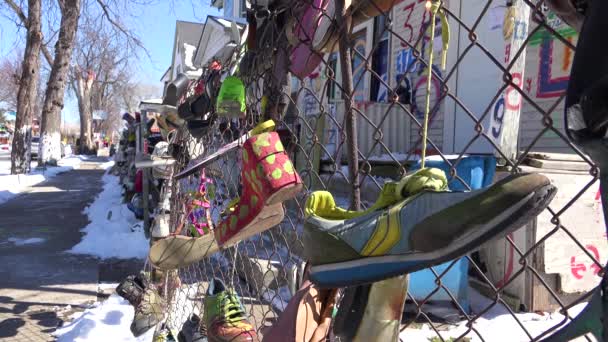 Chaussures Accrochées Une Clôture Dans Quartier Ghetto Centre Ville Detroit — Video