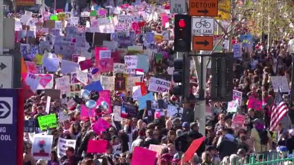 Setki Tysięcy Marszów Protestujących Przeciwko Prezydenturze Donalda Trumpa Centrum Los — Wideo stockowe