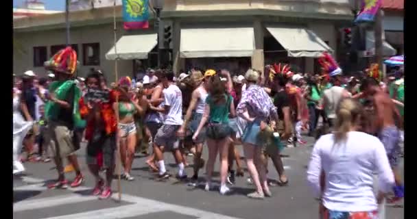 Menschen Tanzen Bei Einem Straßenfest Zur Sonnenwende Santa Barbara Kalifornien — Stockvideo