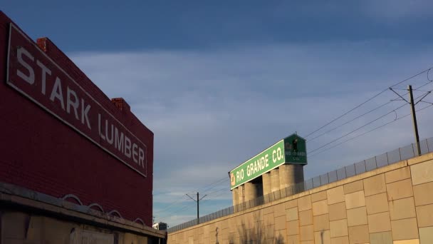 Ett Snabbtåg Rör Sig Genom Ett Industriområde Denver Colorado — Stockvideo