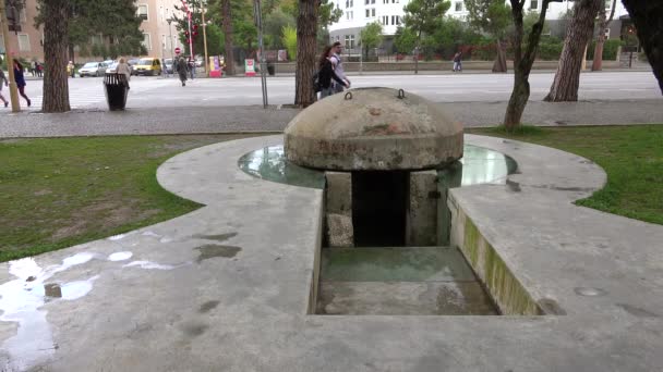 Bunker Pillbox Calcestruzzo Trovano Nel Centro Tirana Albania — Video Stock