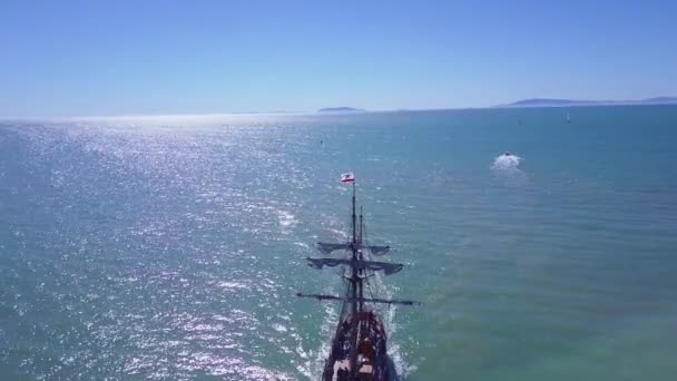 Gün Batımında Açık Okyanusta Uzun Bir Yelkenli Gemisinin Üzerinde Uçan — Stok video