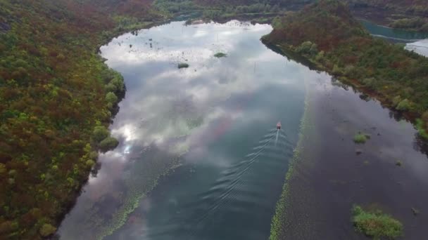 Удивительная Антенна Над Рыбацкой Лодкой Движущейся Вдоль Реки Черногории — стоковое видео