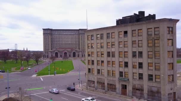 Flyg Förbi Förfallna Byggnader Avslöjar Utsidan Den Övergivna Centralstationen Detroit — Stockvideo