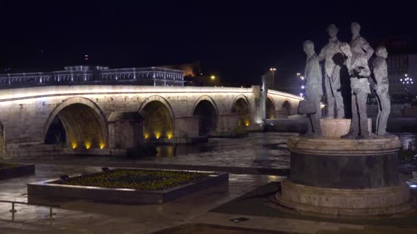 Ostentosas Estatuas Estilo Soviético Dominan Horizonte Nocturno Skopje Macedonia — Vídeo de stock