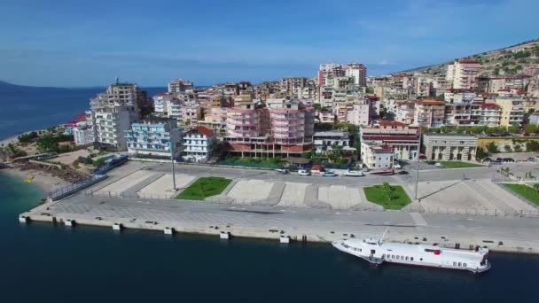 アルバニアの海岸にあるサランデのリゾートタウンの素敵な空撮 — ストック動画