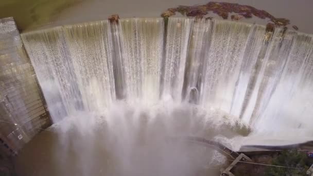 Mooie Antenne Boven Een Hoge Waterval Dam Volle Overstroming Bij — Stockvideo