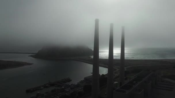 Воздух Над Крупными Дымовыми Трубами Электростанции Тумане Около Залива Морро — стоковое видео