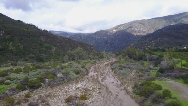 Schöne Luftaufnahme Die Über Einen Aus Den Bergen Hinter Ojai — Stockvideo