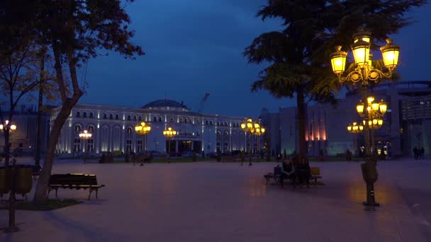 Una Gran Plaza Abierta Centro Skopje Macedonia Por Noche — Vídeos de Stock