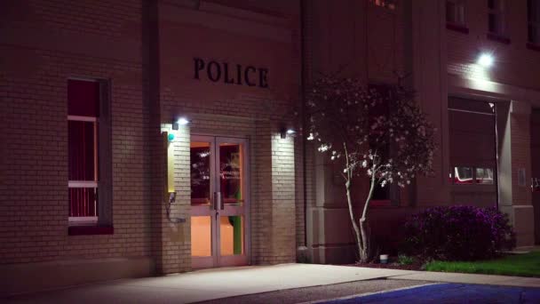 Exterior Establishing Shot Small Police Station Night — Stock Video