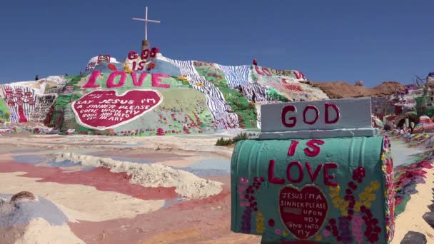 Een Gigantische Hippie Christelijke Kunstinstallatie Eert Jezus Woestijn Slab City — Stockvideo