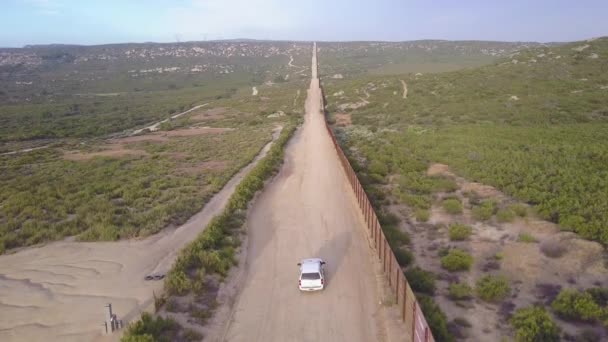 Nad Pojazdem Straży Granicznej Stojącym Pobliżu Muru Granicznego Granicy Meksykiem — Wideo stockowe