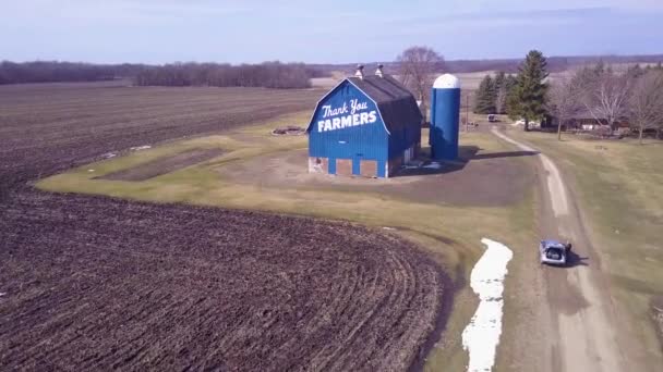 Aérienne Dessus Une Grange Rurale Qui Dit Merci Aux Agriculteurs — Video