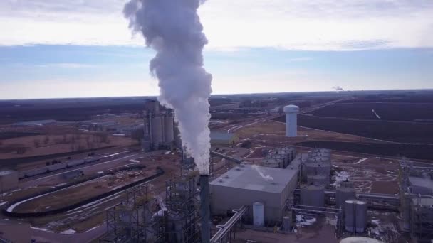 石油精製所で空中で撃たれ大気中に汚染された — ストック動画