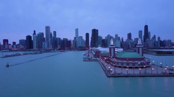 在芝加哥海军码头周围的美丽的空中 背景是城市的天际 — 图库视频影像