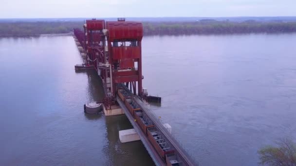 ミシシッピ川を渡る長い吊り橋を渡る石炭貨物列車の空中 — ストック動画