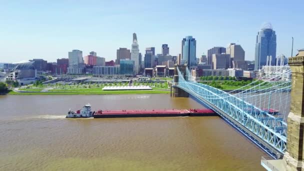 Stor Flygbild Cincinnati Ohio Med Bro Med Pråm Ohio Floden — Stockvideo