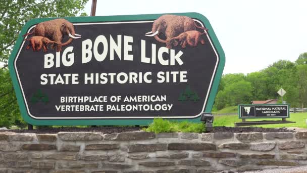 Ein Schild Weist Auf Den Eingang Zum Big Bone Lick — Stockvideo