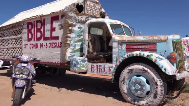 Camión Pintado Con Versículos Bíblicos Promoviendo Jesús Sienta Una Comuna — Vídeo de stock