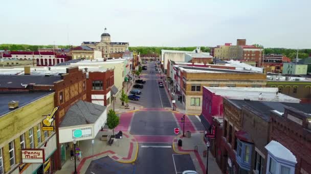 Härlig Antenn Över Huvudgata Liten Stad Usa Slutar Med Två — Stockvideo