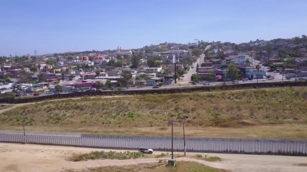 メキシコとサンディエゴをティフアナから隔てる国境の壁のフェンスの上の航空機 — ストック動画