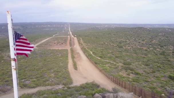 Bandera Estadounidense Vuela Sobre Muro Fronterizo México Desierto California — Vídeos de Stock