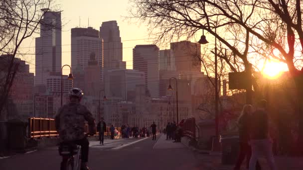 Hermosa Toma Peatones Caminando Atardecer Con Fondo Del Horizonte Minneapolis — Vídeos de Stock