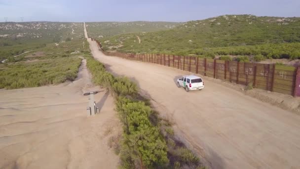 在美国墨西哥边境的边境墙附近 空中飞越了守卫边境的一辆巡逻车 — 图库视频影像