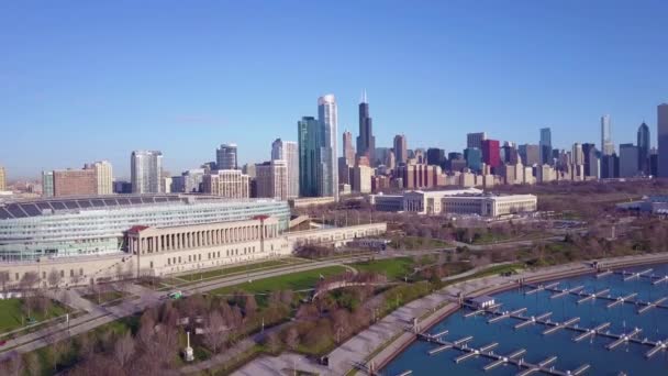一架飞越芝加哥战场和天际线的飞机 — 图库视频影像
