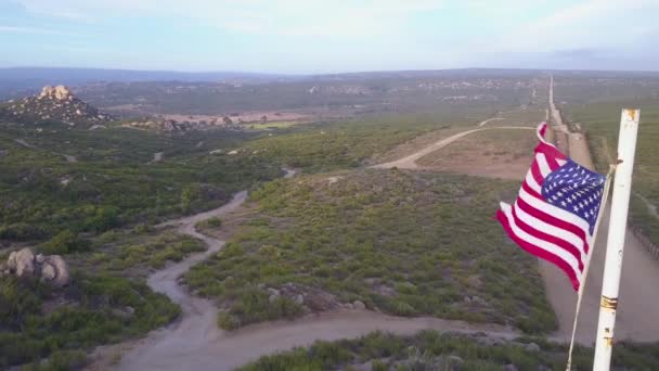 美国国旗飘扬在加利福尼亚沙漠中的美国墨西哥边境上 — 图库视频影像
