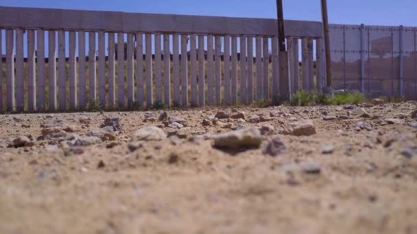 Een Amerikaans Grenspatrouillevoertuig Passeert Grensmuur Bij Tijuana Mexico — Stockvideo