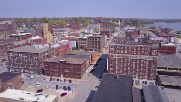 Stigande Antenn Skott Över Liten Stad Amerika Burlington Iowa Centrum — Stockvideo