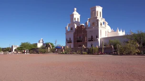 美しいミッションサン ザビエル バック アリゾナ州ツーソンの近くに歴史的なスペインのカトリックミッションのショット — ストック動画
