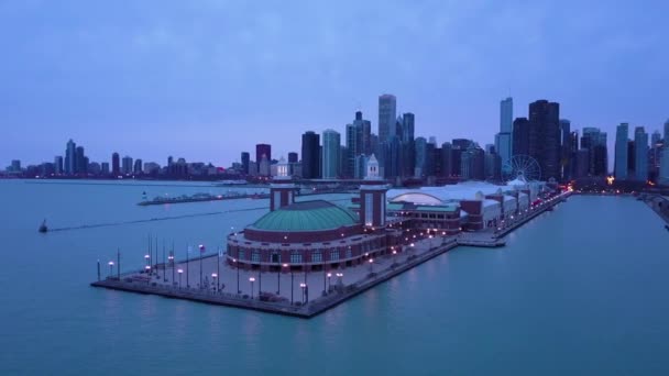 Vacker Antenn Runt Navy Pier Chicago Med Stadens Skyline Bakgrund — Stockvideo