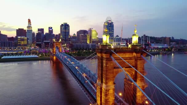 Vacker Kväll Flygfoto Cincinnati Ohio Med Bro Över Ohio River — Stockvideo