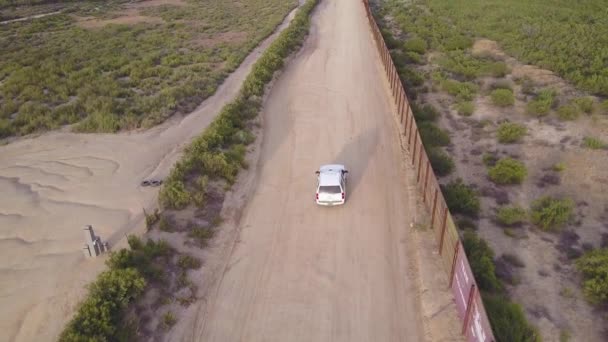 Luftaufnahme Eines Grenzpatrouillenfahrzeugs Das Nahe Der Grenzmauer Der Grenze Mexiko — Stockvideo