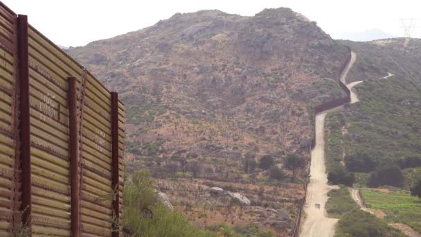 一辆边境巡逻车沿着美国边境围栏在加州沙漠中行驶 — 图库视频影像