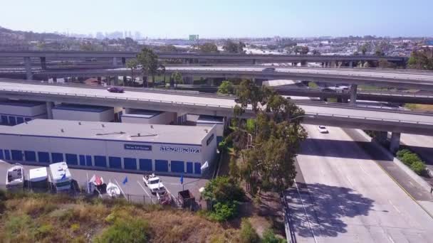 Een Uitstekende Rijzende Antenne Een Enorme Snelweg Bij San Diego — Stockvideo