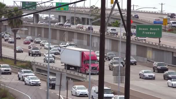 サンディエゴ近くのカリフォルニア高速道路に沿ってゆっくりと交通が動きます — ストック動画