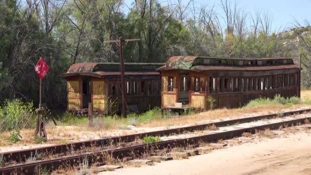 Trem Abandonado Enferrujado Senta Lado Solitário — Vídeo de Stock