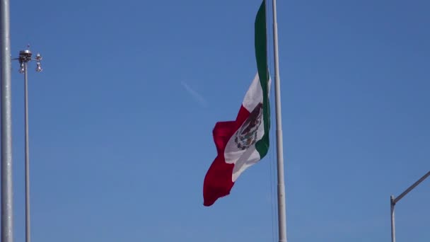 Bandera Mexicana Vuela Largo Frontera Estadounidense Tijuana — Vídeos de Stock