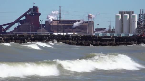 Vågor Rullar Nära Ett Mycket Förorenat Industriområde Vid Lake Michigan — Stockvideo