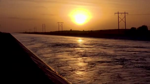 Hermosa Toma Atardecer Del Canal Del Valle Imperial Suministrando Agua — Vídeos de Stock