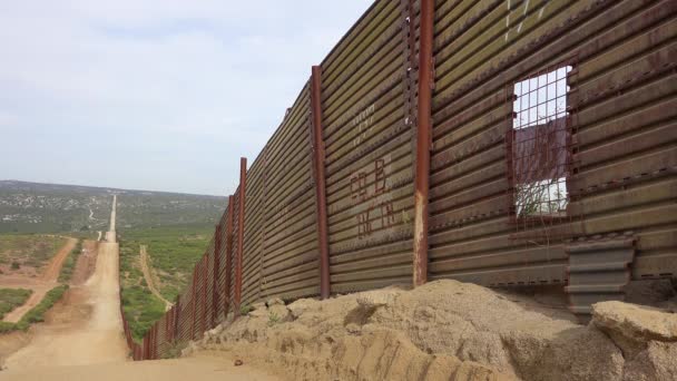 Den Amerikanska Mexiko Gränsstängsel Som Har Ett Hål Eller Fönster — Stockvideo