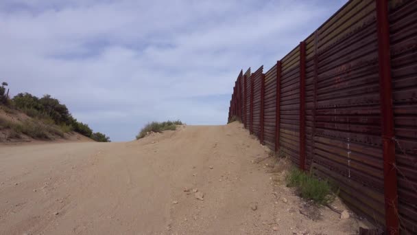 Αργό Μέρος Του Φράκτη Των Συνόρων Του Μεξικού Που Τελειώνει — Αρχείο Βίντεο