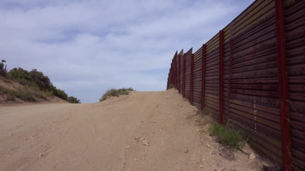 Tava Lentă Gardului Frontieră Mexicului Care Termină Brusc Deșertul Californiei — Videoclip de stoc