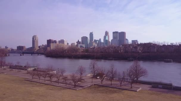 Vuelo Aéreo Hermoso Sobre Río Mississippi Hacia Minneapolis Minnesota — Vídeo de stock